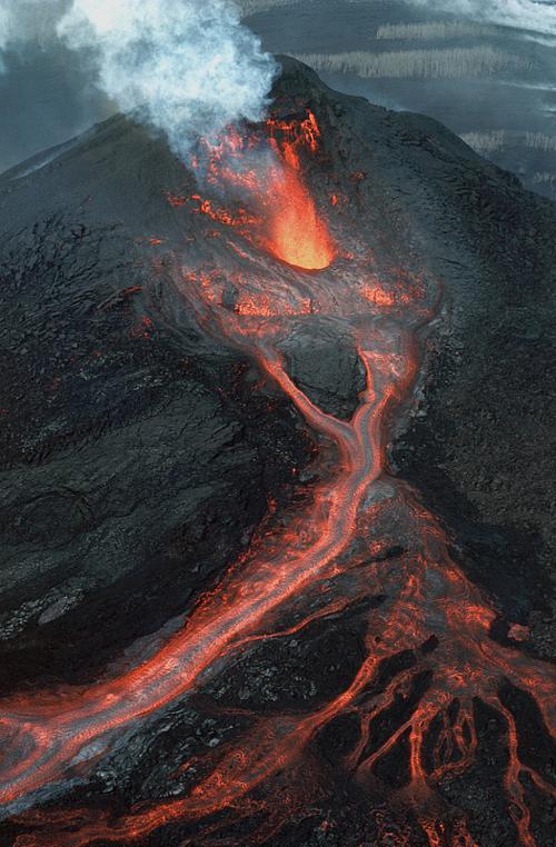 新门内部资料最快更新和火山喷发时游客急逃与火山喷发时怎么办