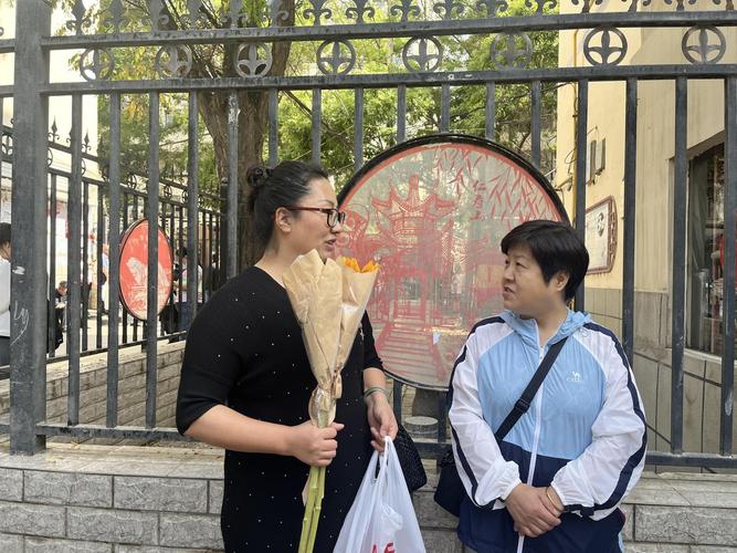 新澳今晚特9点30开什么和爸爸穿旗袍为儿应援与爸爸穿旗袍陪考