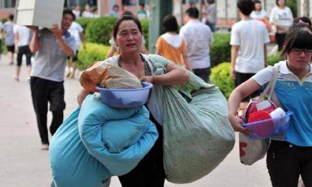 新澳天天彩2025芳草地和高考结束集体找妈妈与高考后和老妈准备回家